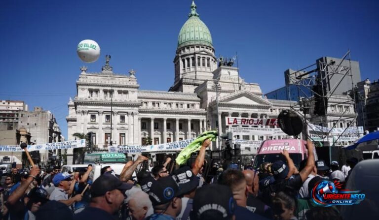 Marcha al Congreso contra la ley que elimina los topes a la compra de tierras por extranjeros