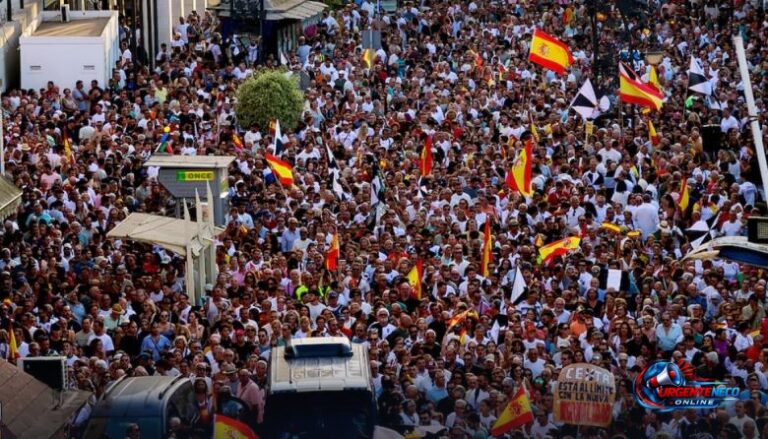 Miles de ceutíes se han concentrado este domingo para pedir soluciones a la crisis migratoria