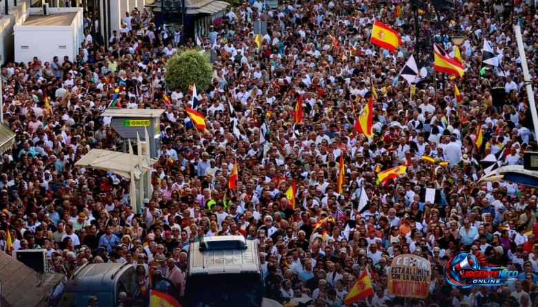 Miles de ceutíes se han concentrado este domingo para pedir soluciones a la crisis migratoria