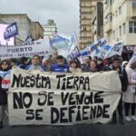 “Las Malvinas son argentinas y el resto del país también”: las voces de la marcha en Necochea